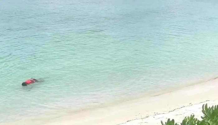 Batu Batu -    Tengah Island Daripada Pelawat - Mersing